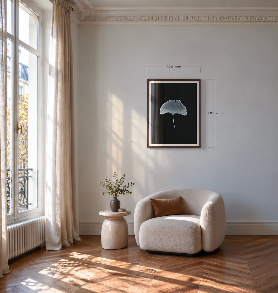 Le Ginko Horizon accroché au-dessus d’un fauteuil, avec ses cotes, 700 sur 900 mm.