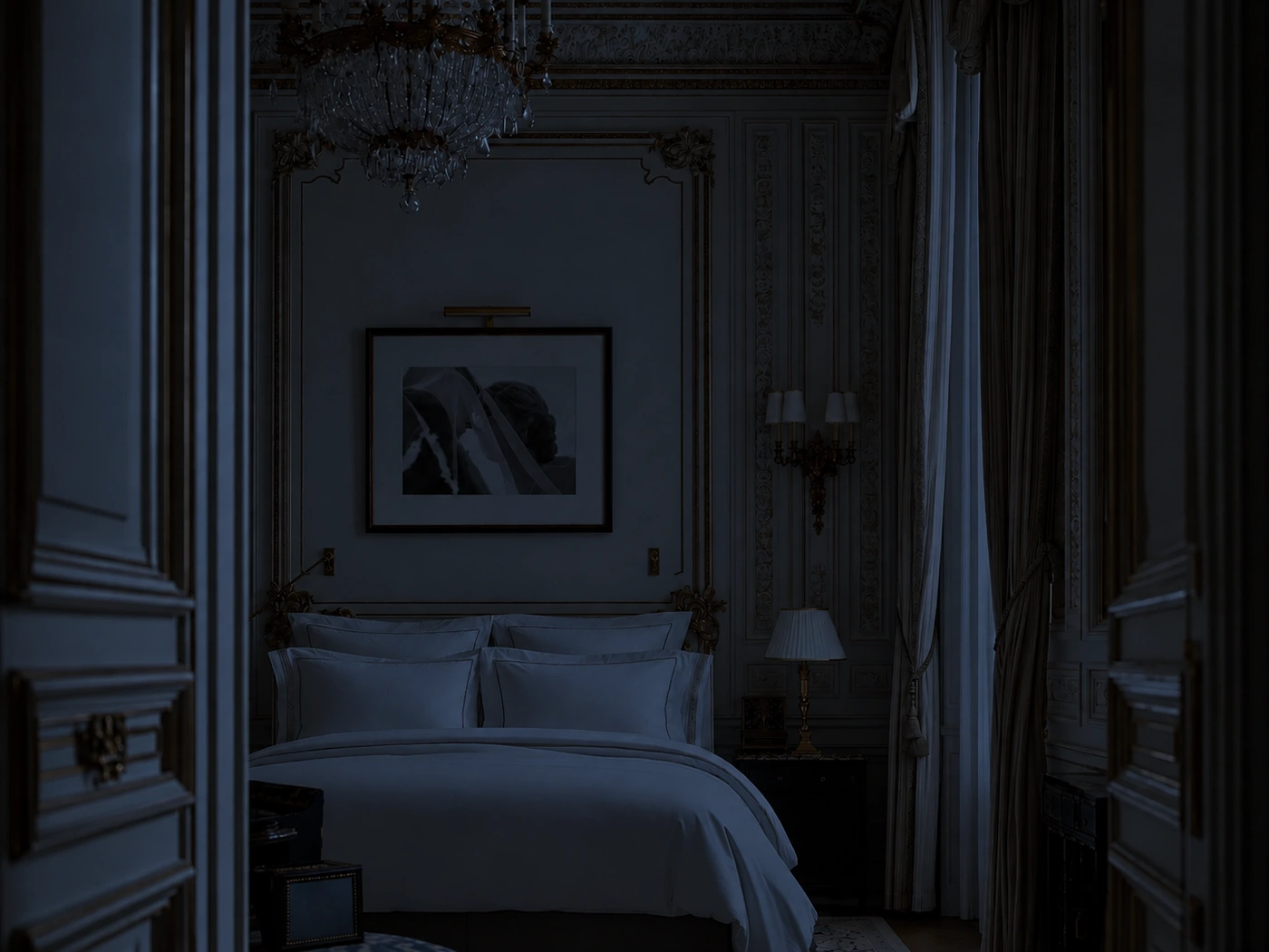 La même suite la nuit : le cadre n’émet aucune lumière, comme le mur autour de lui.